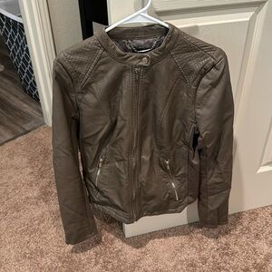 This jacket is a bit wrinkly but is super cute on.